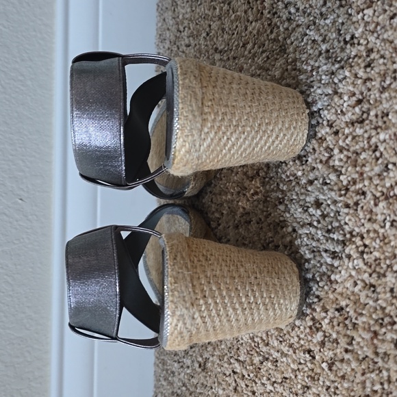 Andre Assous sz 8.5 Pewter Paloma Sandals - Picture 7 of 14